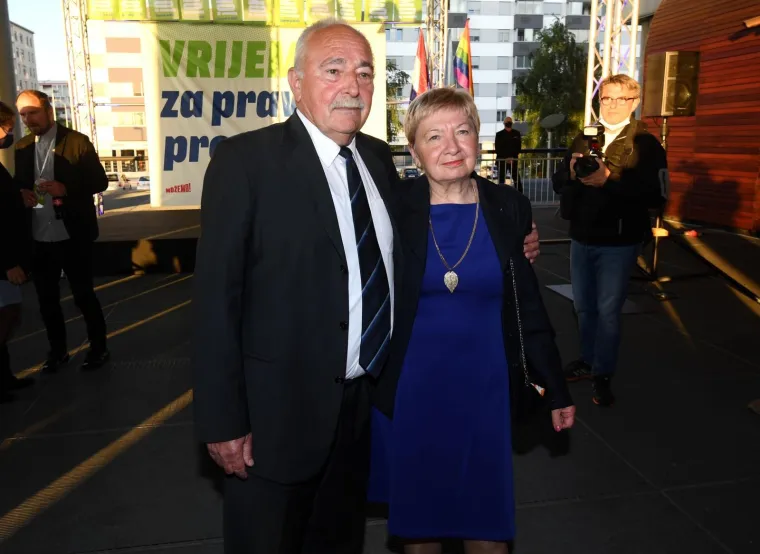 FOTO - Sreća i ponos na licima roditelja novog gradonačelnika Zagreba: Smiljan i Ivanka slave u izbornom stožeru Možemo!