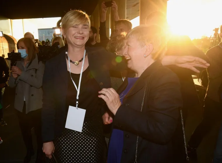 FOTO - Sreća i ponos na licima roditelja novog gradonačelnika Zagreba: Smiljan i Ivanka slave u izbornom stožeru Možemo!