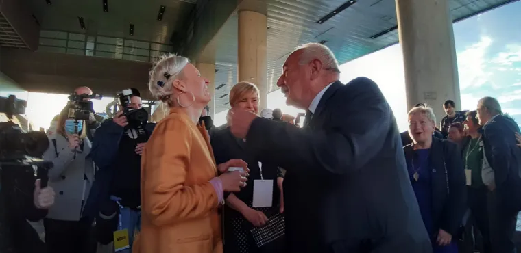 Vesela atmosfera nakon prvih rezultata u stožeru kandidat Tomislava Toma&scaron;evića