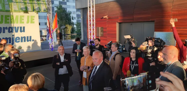 Vesela atmosfera nakon prvih rezultata u stožeru kandidat Tomislava Toma&scaron;evića