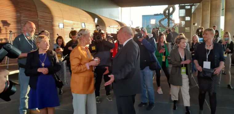 Vesela atmosfera nakon prvih rezultata u stožeru kandidat Tomislava Toma&scaron;evića