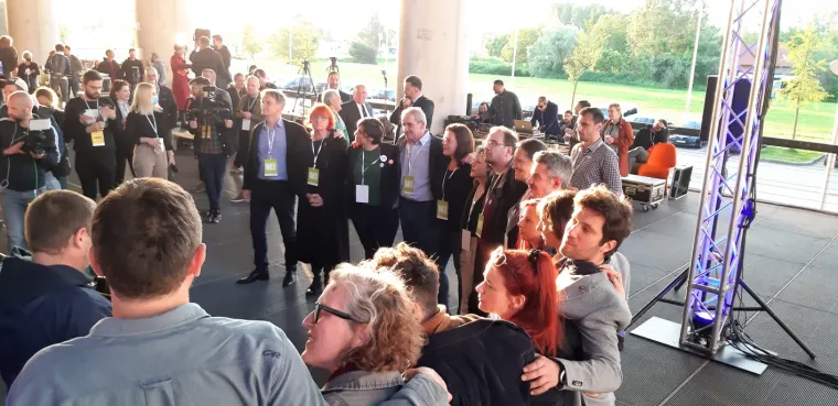 Vesela atmosfera nakon prvih rezultata u stožeru kandidat Tomislava Toma&scaron;evića