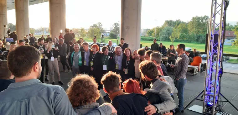 Vesela atmosfera nakon prvih rezultata u stožeru kandidat Tomislava Toma&scaron;evića