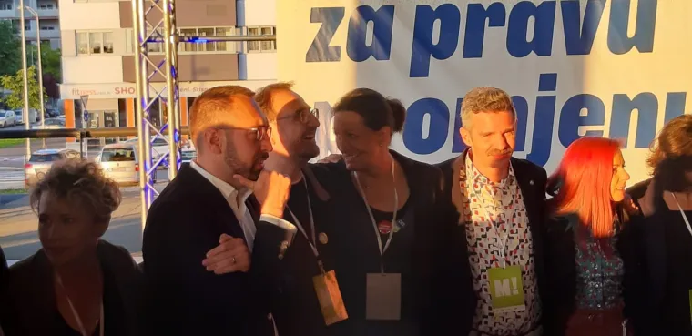 Vesela atmosfera nakon prvih rezultata u stožeru kandidat Tomislava Toma&scaron;evića