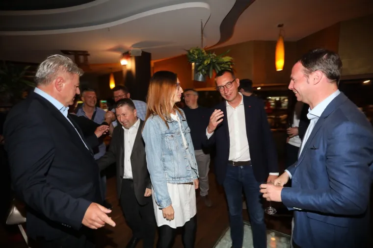 FOTO - Zagrljaji i tap&scaron;anja po leđima: Pobjednička zabava Filipovića i Komadine