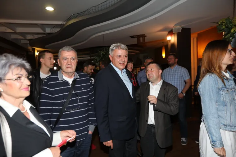 FOTO - Zagrljaji i tap&scaron;anja po leđima: Pobjednička zabava Filipovića i Komadine