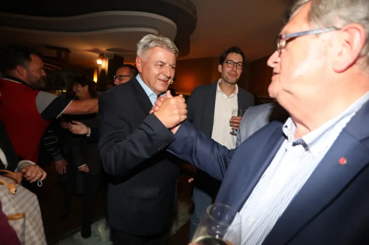 FOTO - Zagrljaji i tap&scaron;anja po leđima: Pobjednička zabava Filipovića i Komadine