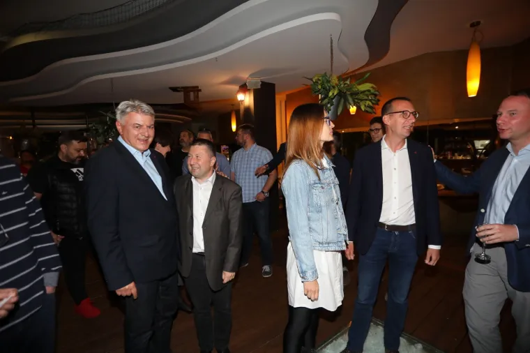 FOTO - Zagrljaji i tap&scaron;anja po leđima: Pobjednička zabava Filipovića i Komadine