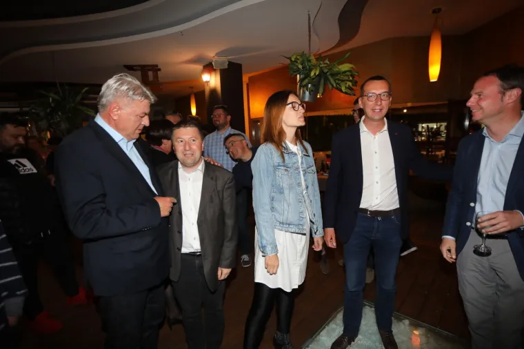 FOTO - Zagrljaji i tap&scaron;anja po leđima: Pobjednička zabava Filipovića i Komadine