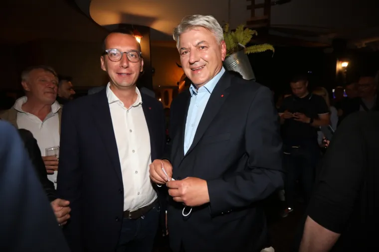 FOTO - Zagrljaji i tap&scaron;anja po leđima: Pobjednička zabava Filipovića i Komadine