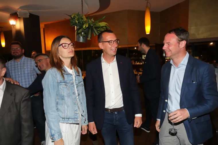 FOTO - Zagrljaji i tap&scaron;anja po leđima: Pobjednička zabava Filipovića i Komadine