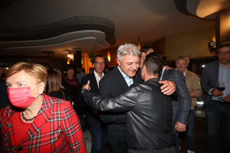 FOTO - Zagrljaji i tap&scaron;anja po leđima: Pobjednička zabava Filipovića i Komadine