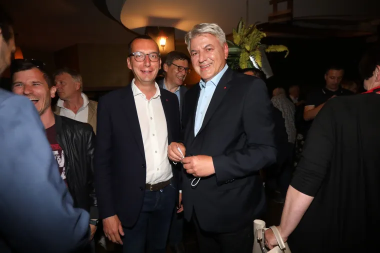 FOTO - Zagrljaji i tap&scaron;anja po leđima: Pobjednička zabava Filipovića i Komadine