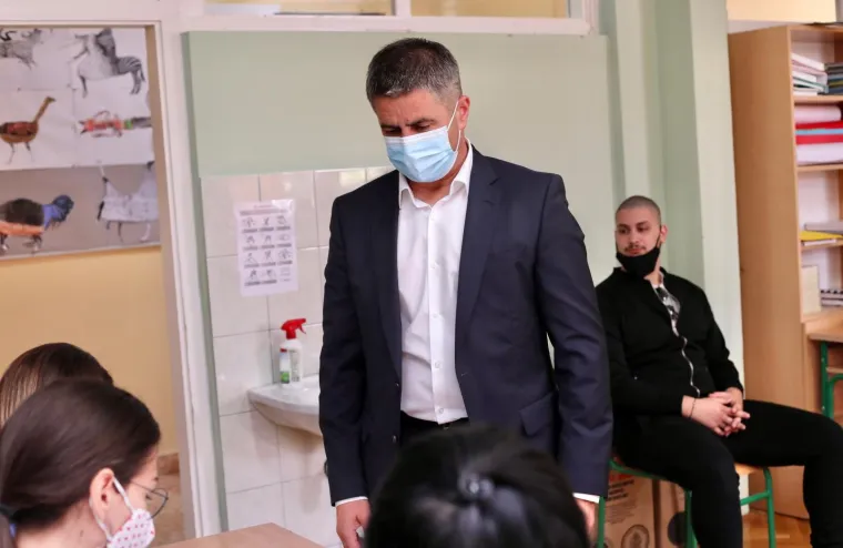 Sredio se i njezin suprug Vice - nosio je klasično crno odijelo i bijelu ko&scaron;ulju bez kravate. Po ulasku na birali&scaron;te oboje su nosili za&scaron;titne maske na licu.