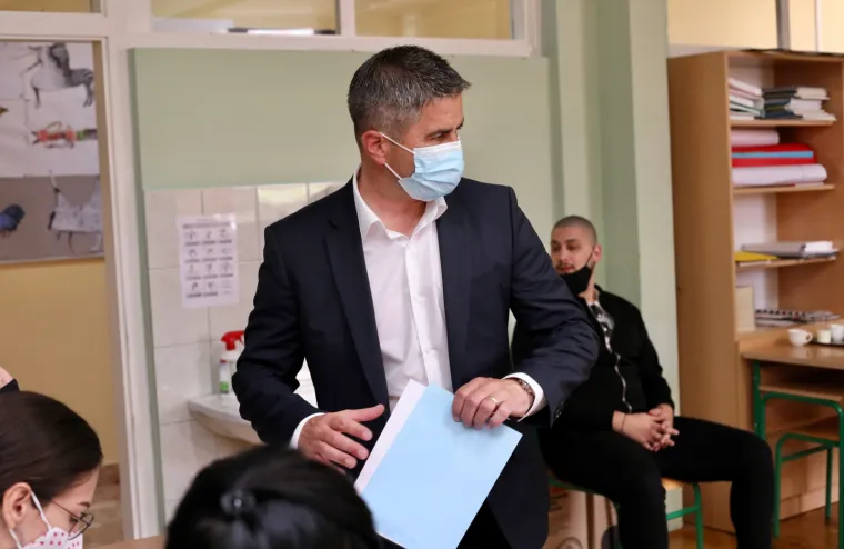 Vice Mihanović glasao u Splitu sa suprugom, njena linija u pripijenom outfitu ukrala pažnju