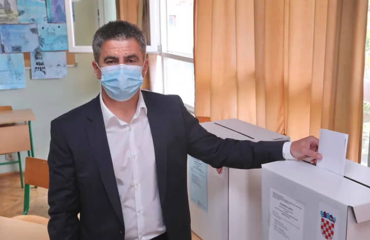 Vice Mihanović glasao u Splitu sa suprugom, njena linija u pripijenom outfitu ukrala pažnju