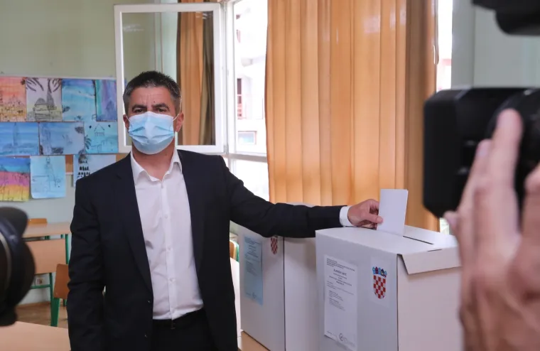 Vice Mihanović glasao u Splitu sa suprugom, njena linija u pripijenom outfitu ukrala pažnju