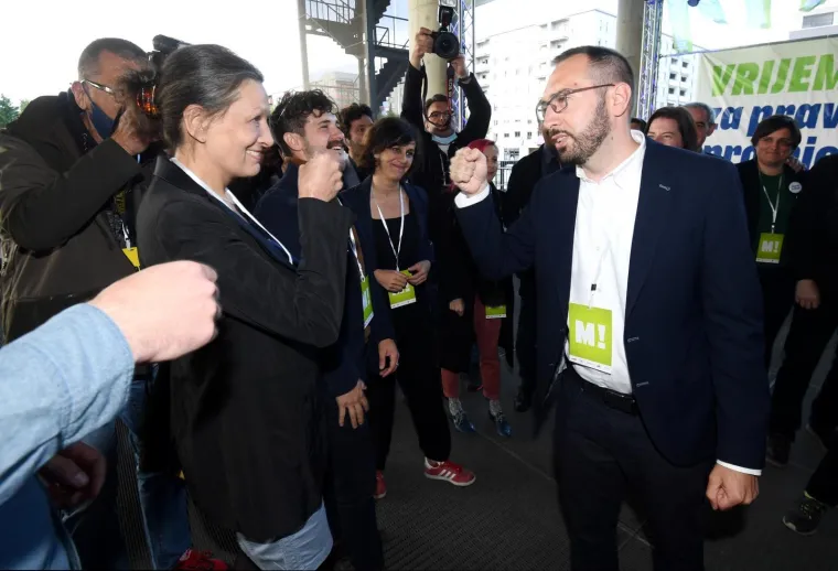 Atmosfera u stožeru Tomislava Toma&scaron;evića nakon zatvaranja birali&scaron;ta i prvih izlaznih anketa