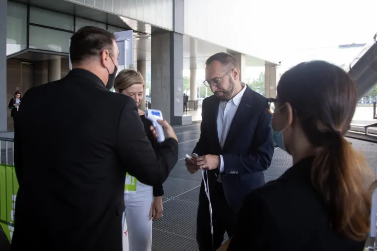 Atmosfera u stožeru Tomislava Toma&scaron;evića nakon zatvaranja birali&scaron;ta i prvih izlaznih anketa