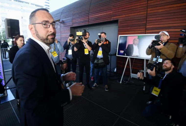 Atmosfera u stožeru Tomislava Toma&scaron;evića nakon zatvaranja birali&scaron;ta i prvih izlaznih anketa