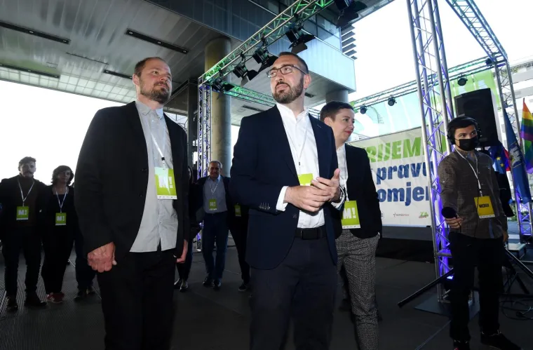 Atmosfera u stožeru Tomislava Toma&scaron;evića nakon zatvaranja birali&scaron;ta i prvih izlaznih anketa