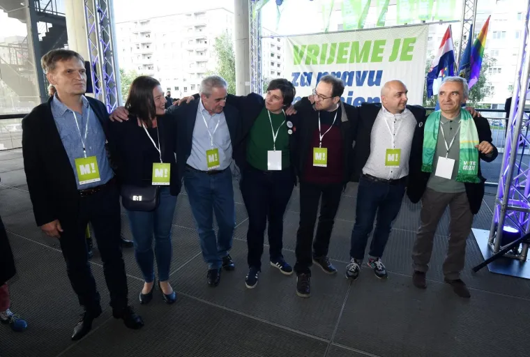 Atmosfera u stožeru Tomislava Toma&scaron;evića nakon zatvaranja birali&scaron;ta i prvih izlaznih anketa