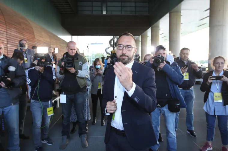 Atmosfera u stožeru Tomislava Toma&scaron;evića nakon zatvaranja birali&scaron;ta i prvih izlaznih anketa