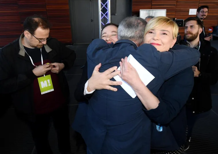 Atmosfera u stožeru Tomislava Toma&scaron;evića nakon zatvaranja birali&scaron;ta i prvih izlaznih anketa