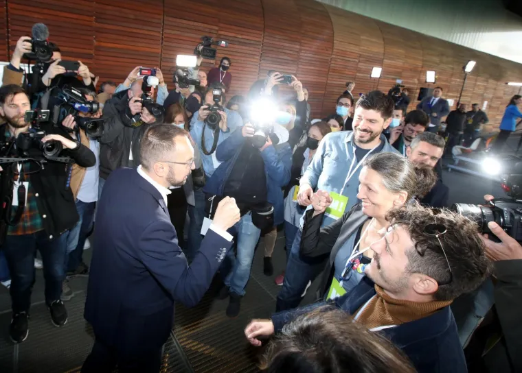 Atmosfera u stožeru Tomislava Toma&scaron;evića nakon zatvaranja birali&scaron;ta i prvih izlaznih anketa