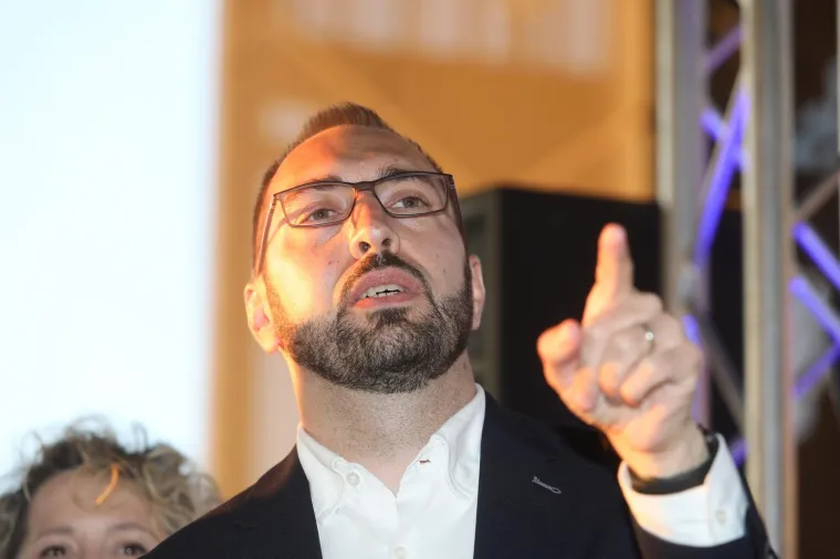 Atmosfera u stožeru Tomislava Toma&scaron;evića koji uvjerljivo vodi