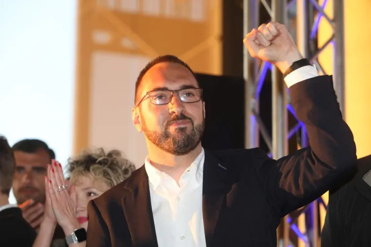 Atmosfera u stožeru Tomislava Toma&scaron;evića koji uvjerljivo vodi