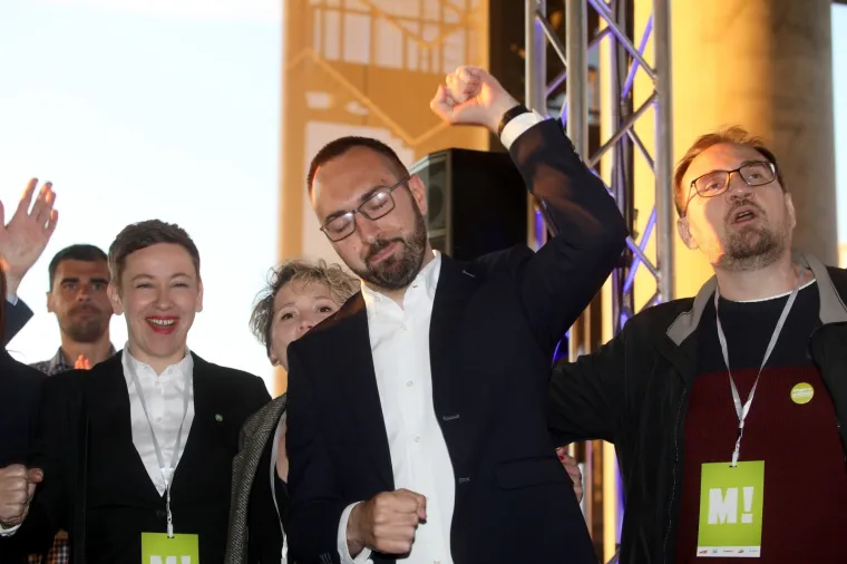 Atmosfera u stožeru Tomislava Toma&scaron;evića koji uvjerljivo vodi