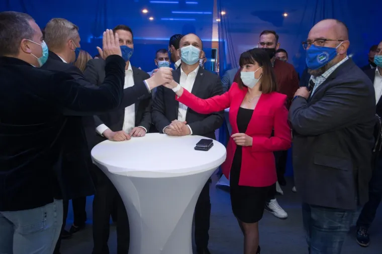 Čekanje rezultata; Slavlje u stožeru osječkog HDZ-a