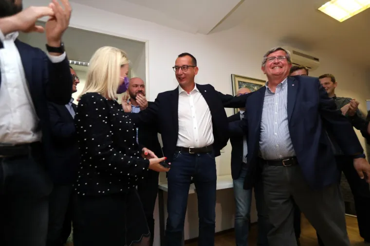  Atmosfera u stožeru SDP-a nakon izlaznih anketa. Kandidat Marko Filipović i članovi stranke