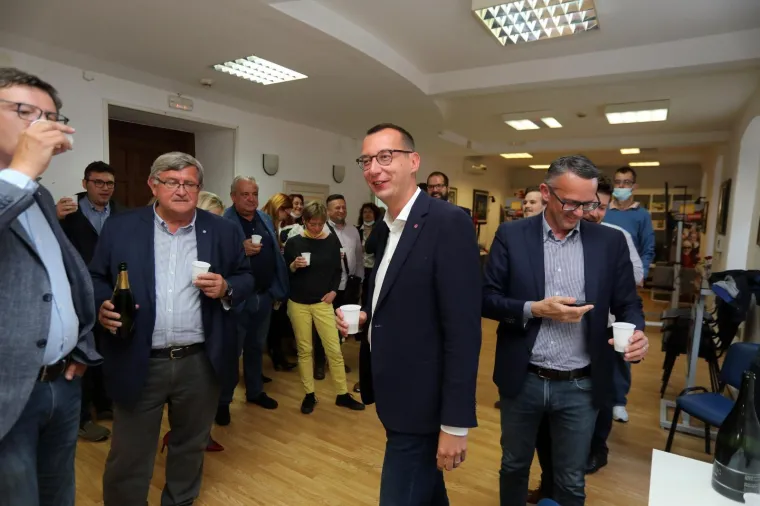 SDP pobjeđuje u Rijeci; Obersnel podržao Filipovića pa potočio i šampanjac