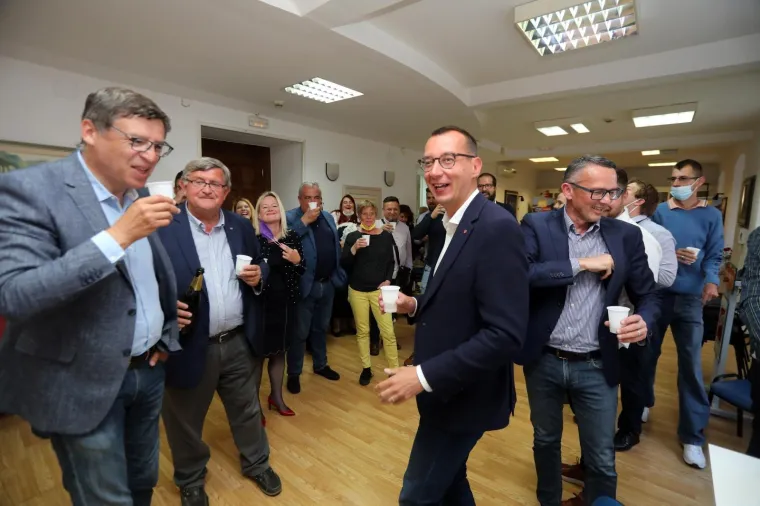 SDP pobjeđuje u Rijeci; Obersnel podržao Filipovića pa potočio i šampanjac