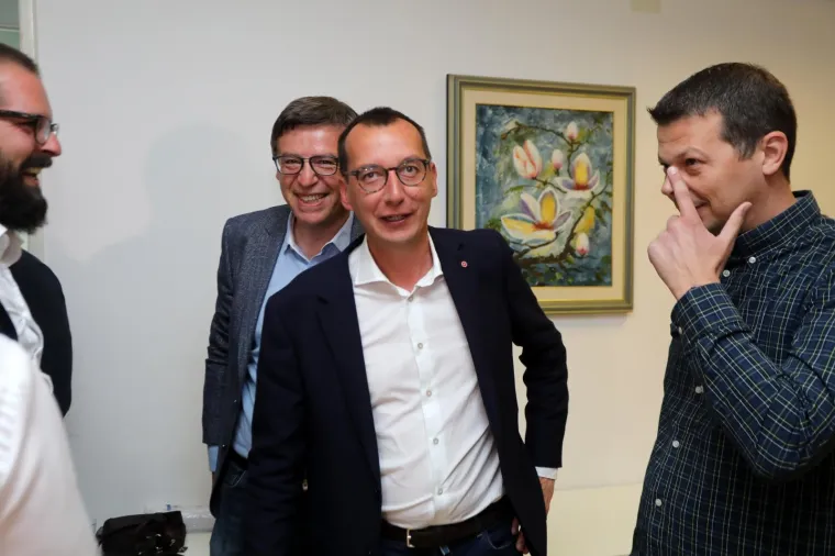 SDP pobjeđuje u Rijeci; Obersnel podržao Filipovića pa potočio i šampanjac