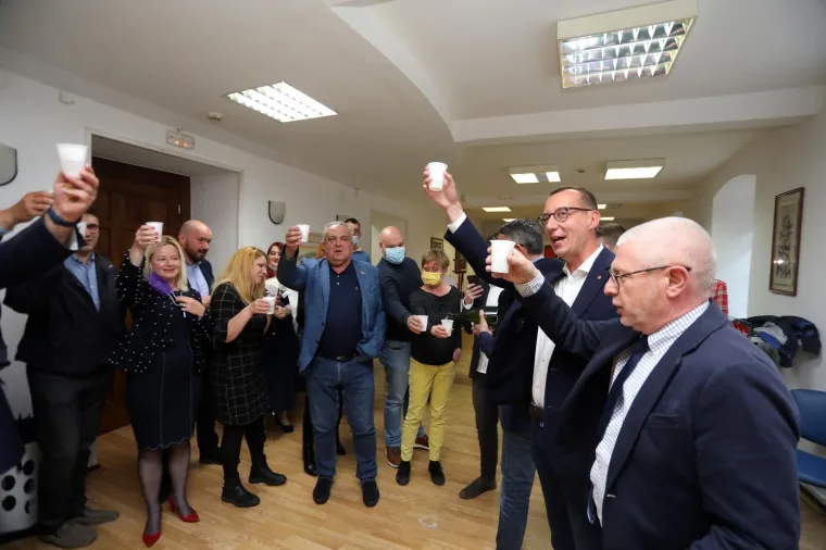 SDP pobjeđuje u Rijeci; Obersnel podržao Filipovića pa potočio i šampanjac