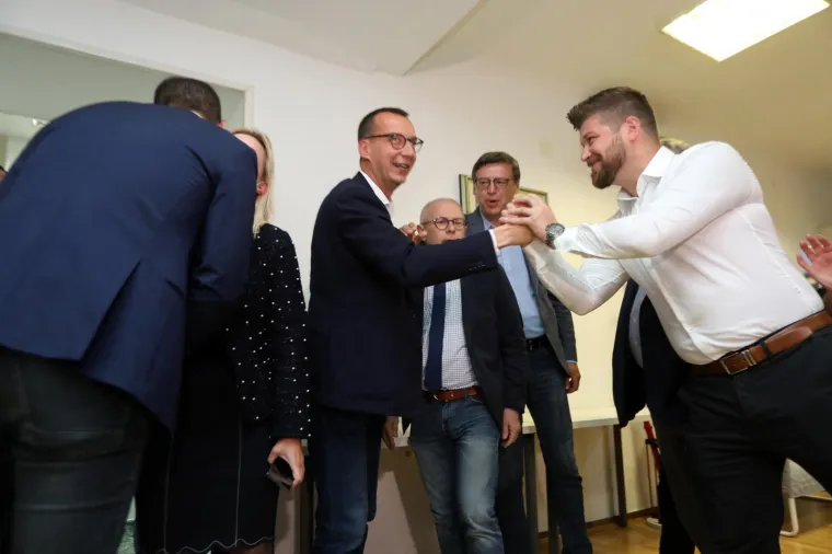 SDP pobjeđuje u Rijeci; Obersnel podržao Filipovića pa potočio i šampanjac