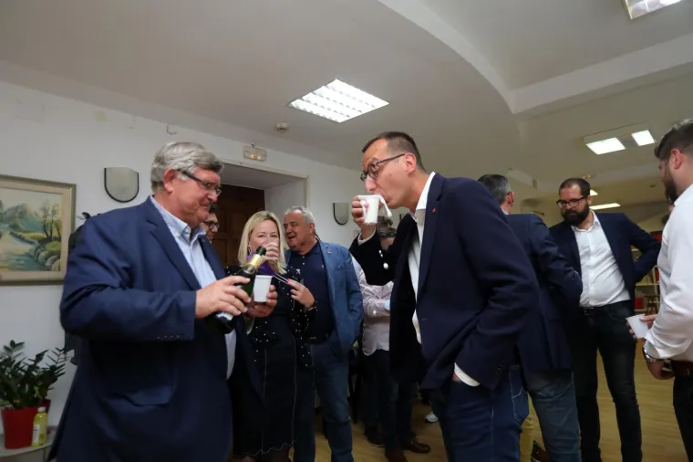 SDP pobjeđuje u Rijeci; Obersnel podržao Filipovića pa potočio i šampanjac