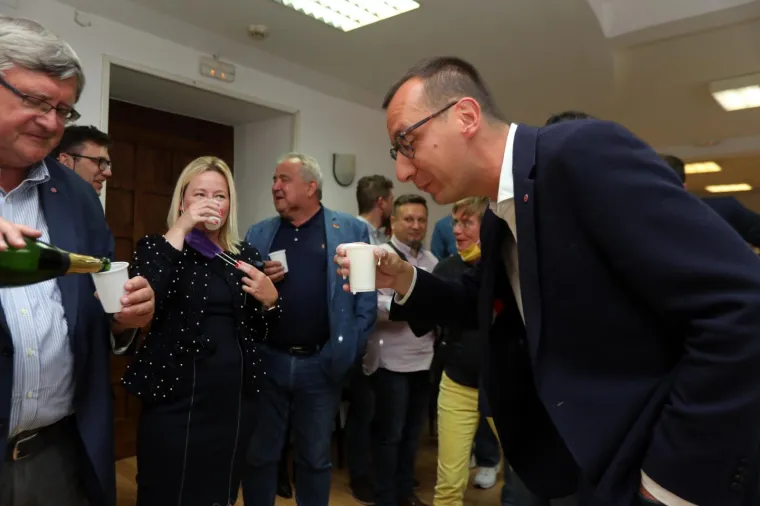 SDP pobjeđuje u Rijeci; Obersnel podržao Filipovića pa potočio i šampanjac