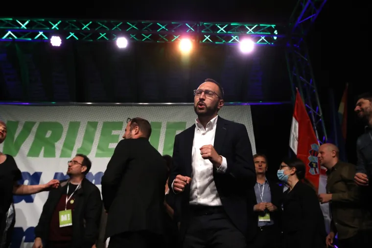 Najbolje fotografije slavlja pobjednika u izbornoj noći! Toma&scaron;ević slavio s roditeljima i suprugom Ivom