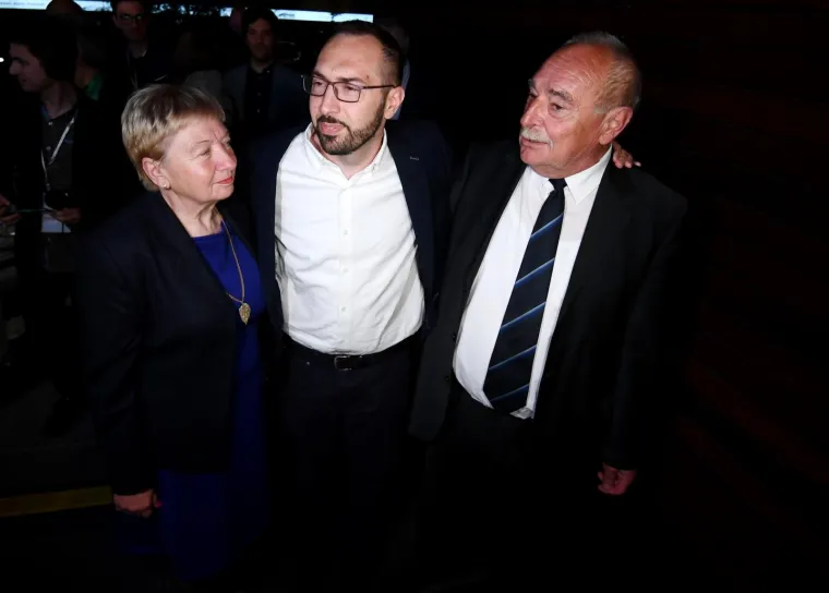 Najbolje fotografije slavlja pobjednika u izbornoj noći! Toma&scaron;ević slavio s roditeljima i suprugom Ivom