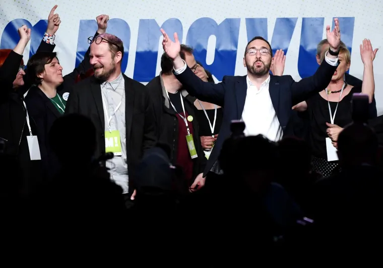 Najbolje fotografije slavlja pobjednika u izbornoj noći! Toma&scaron;ević slavio s roditeljima i suprugom Ivom