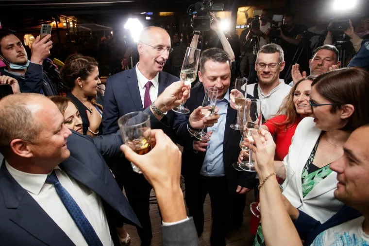 Najbolje fotografije slavlja pobjednika u izbornoj noći! Toma&scaron;ević slavio s roditeljima i suprugom Ivom