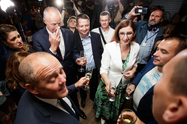 Najbolje fotografije slavlja pobjednika u izbornoj noći! Toma&scaron;ević slavio s roditeljima i suprugom Ivom