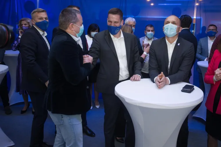 Najbolje fotografije slavlja pobjednika u izbornoj noći! Toma&scaron;ević slavio s roditeljima i suprugom Ivom