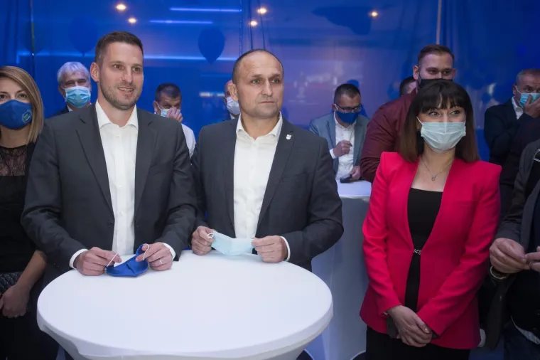 Najbolje fotografije slavlja pobjednika u izbornoj noći! Toma&scaron;ević slavio s roditeljima i suprugom Ivom