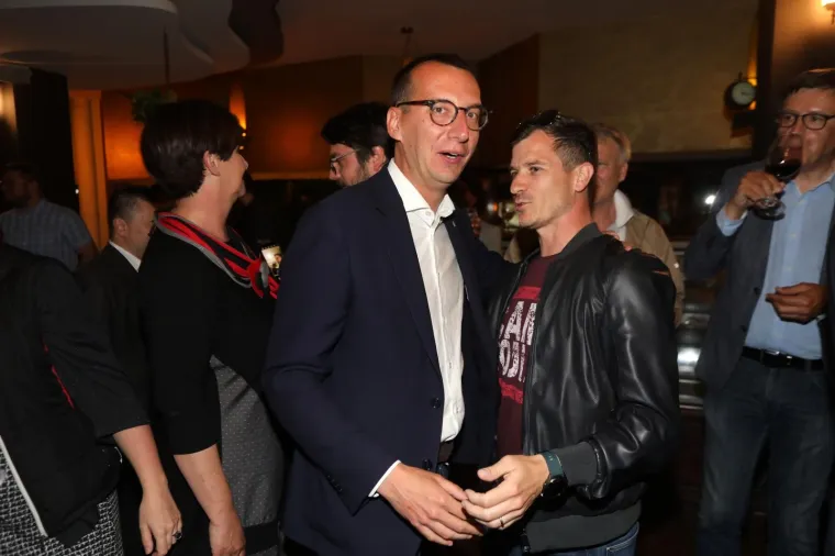 Najbolje fotografije slavlja pobjednika u izbornoj noći! Toma&scaron;ević slavio s roditeljima i suprugom Ivom