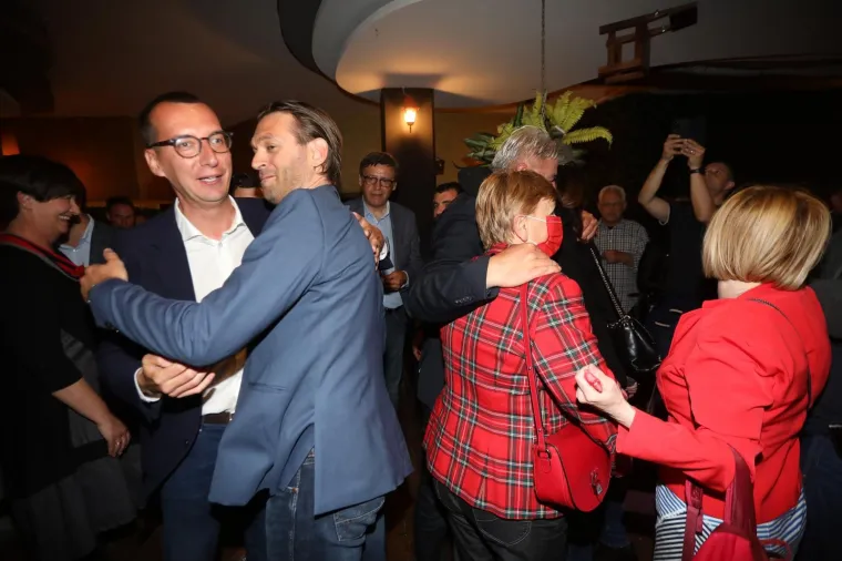 Najbolje fotografije slavlja pobjednika u izbornoj noći! Toma&scaron;ević slavio s roditeljima i suprugom Ivom